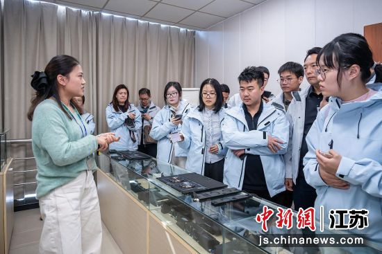 主题采访活动启动;2、斗山遗址考古现场;3、走进企业调研。锡山区委宣传部供图 主题采访活动启动;2、斗山遗址考古现场;3、走进企业调研。锡山区委宣传部供图