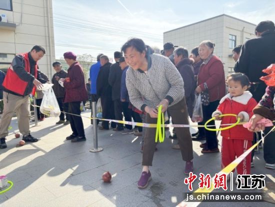 幸运套圈活动现场。 张畅摄 幸运套圈活动现场。 张畅摄