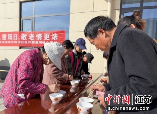 夹豆子现场。 张畅 摄 夹豆子现场。 张畅 摄