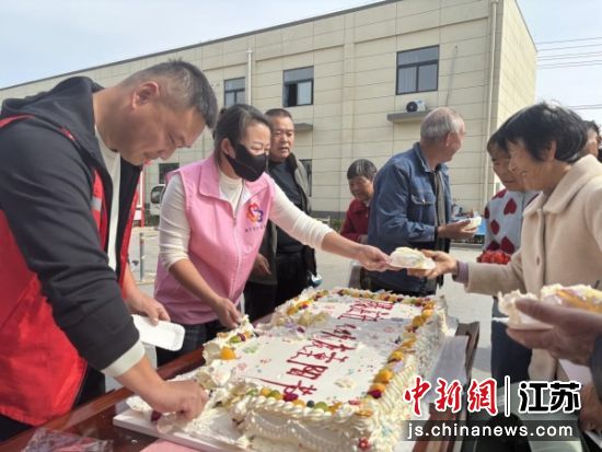 “集体生日会”分享重阳糕。张畅 摄 “集体生日会”分享重阳糕。张畅 摄