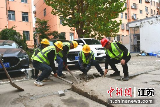 联建方党员志愿者主动走进社区提供便民维修服务,。曾辉 摄 联建方党员志愿者主动走进社区提供便民维修服务,。曾辉 摄