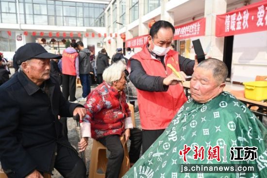 志愿者为老人理发。冯威 摄 志愿者为老人理发。冯威 摄