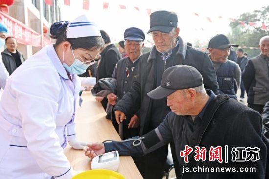 医护志愿者为老年人义诊。冯威 摄 医护志愿者为老年人义诊。冯威 摄