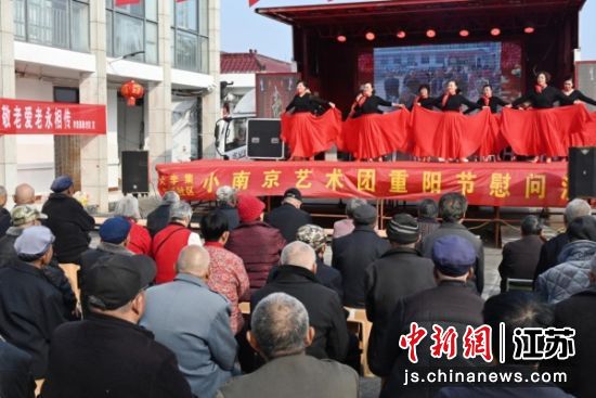 “文艺直通车”慰问演出现场。冯威 摄 “文艺直通车”慰问演出现场。冯威 摄