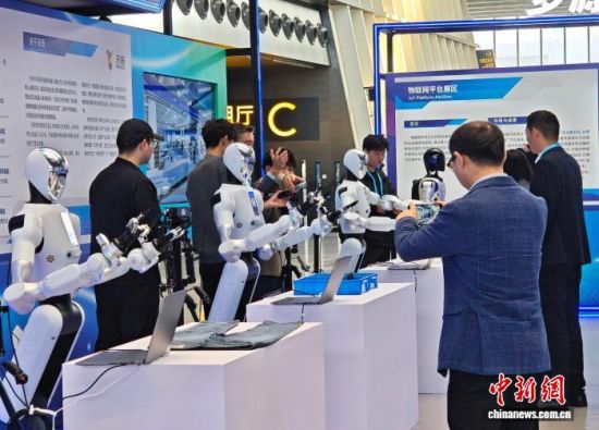 会场外的物联网产品展示吸引了嘉宾的关注。孙权 摄 会场外的物联网产品展示吸引了嘉宾的关注。孙权 摄