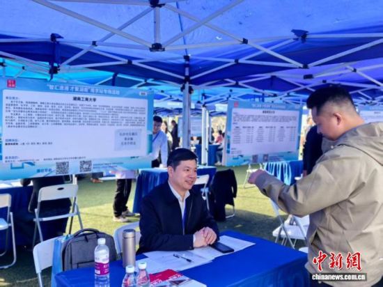 招聘会现场。中新网记者 徐珊珊 摄 招聘会现场。中新网记者 徐珊珊 摄