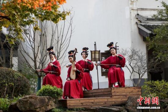 无锡每年的惠民演出很多,图为在园林举办的音乐会。(资料图)无锡市委宣传部供图 无锡每年的惠民演出很多,图为在园林举办的音乐会。(资料图)无锡市委宣传部供图