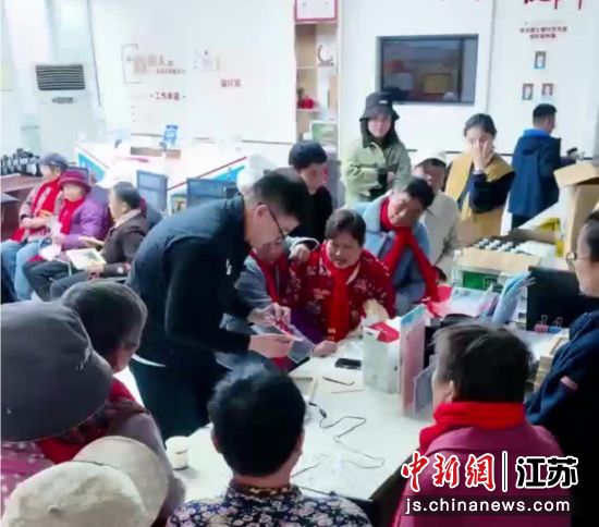 工作人员下发照片。徐州经开区 供图 工作人员下发照片。徐州经开区 供图