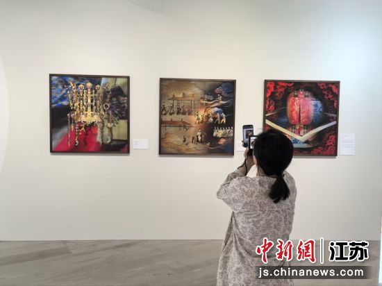 观众参观展出的展品。钟升 摄 观众参观展出的展品。钟升 摄