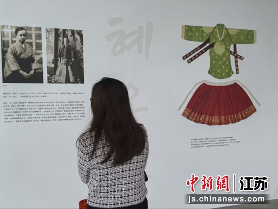 观众参观展出的展品。钟升 摄 观众参观展出的展品。钟升 摄