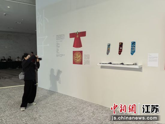 观众参观展出的展品。钟升 摄 观众参观展出的展品。钟升 摄