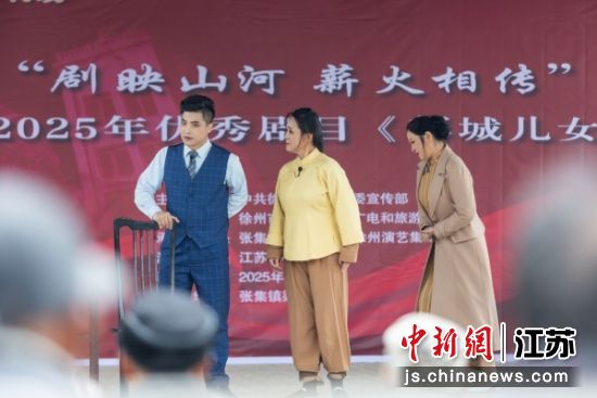 大型柳琴戏《彭城儿女》精品巡演在梁堂村古戏台精彩上演。李伟 摄 大型柳琴戏《彭城儿女》精品巡演在梁堂村古戏台精彩上演。李伟 摄