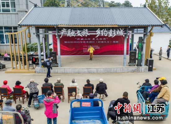 村民和游客被精彩的柳琴戏表演深深吸引。李爱群 摄 村民和游客被精彩的柳琴戏表演深深吸引。李爱群 摄