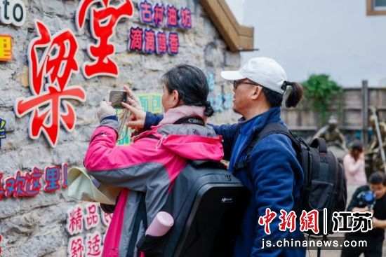 摄影家正在拍摄梁堂村特色景观与活动盛况。胡永兴 摄 摄影家正在拍摄梁堂村特色景观与活动盛况。胡永兴 摄