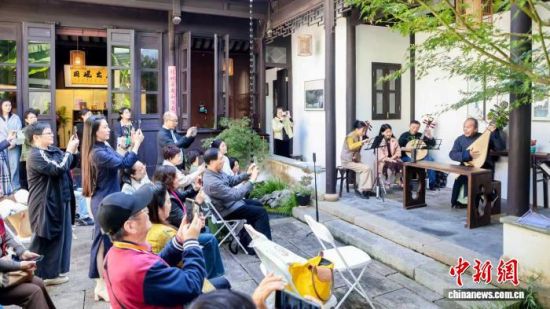 拍曲活动现场。 巴城镇党建工作办公室供图 拍曲活动现场。 巴城镇党建工作办公室供图