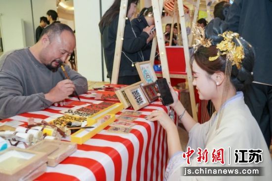 书法家现场挥毫书写法治箴言。徐州经开区 供图 书法家现场挥毫书写法治箴言。徐州经开区 供图