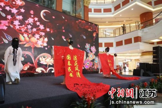 剪纸时装秀。徐州经开区 供图 剪纸时装秀。徐州经开区 供图