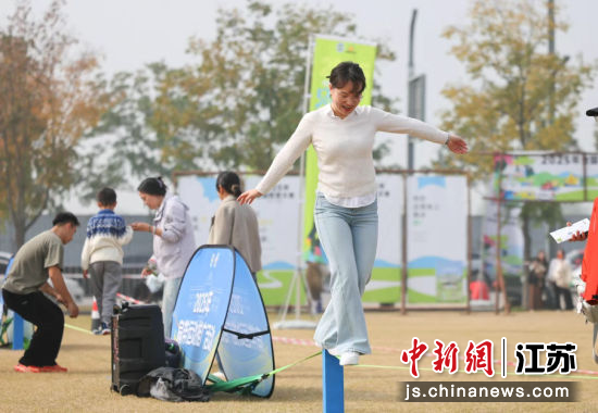 图一:活动期间,市民体验户外轻松生活。冯芃摄 图一:活动期间,市民体验户外轻松生活。冯芃摄