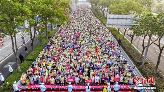 2025海澜之家环蠡湖半程马拉松开跑。滨湖区委宣传部供图 2025海澜之家环蠡湖半程马拉松开跑。滨湖区委宣传部供图