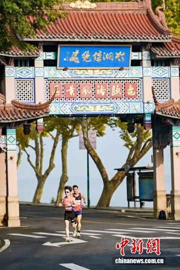 选手奔跑在最美湖湾。滨湖区委宣传部供图 选手奔跑在最美湖湾。滨湖区委宣传部供图