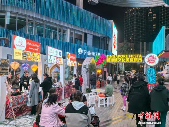 苏州市民徜徉于集市上,品味独特的新加坡文化。 中新网记者 钟升 摄 苏州市民徜徉于集市上,品味独特的新加坡文化。 中新网记者 钟升 摄