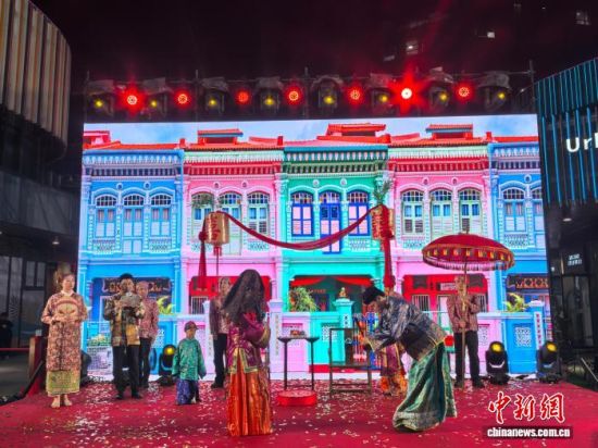 融合了异国风情的娘惹婚礼演示吸引了不少市民观看。 中新网记者 钟升 摄 融合了异国风情的娘惹婚礼演示吸引了不少市民观看。 中新网记者 钟升 摄