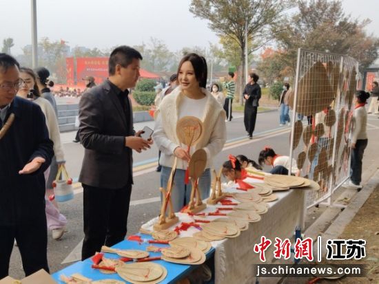 演员陶红参加睢宁县第四小学第三届电影节。冯威 摄 演员陶红参加睢宁县第四小学第三届电影节。冯威 摄