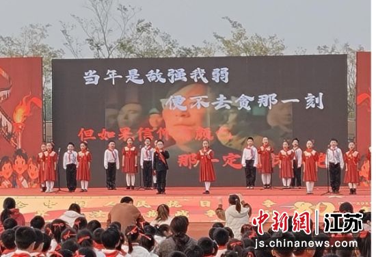 学生们表演说唱《勿忘国耻 发愤图强》。 冯威 摄 学生们表演说唱《勿忘国耻 发愤图强》。 冯威 摄