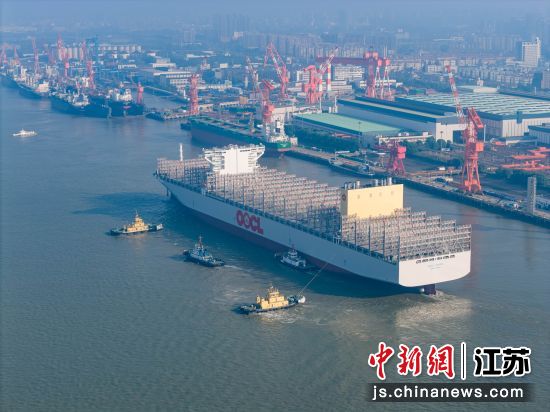 8月21日,由南通中远海运川崎船舶工程有限公司完全自主研发、设计建造的16000TEU超大型集装箱船“南通川崎425”轮驶离长江江苏段,开启首次试航。南通海事局 供图 8月21日,由南通中远海运川崎船舶工程有限公司完全自主研发、设计建造的16000TEU超大型集装箱船“南通川崎425”轮驶离长江江苏段,开启首次试航。南通海事局 供图