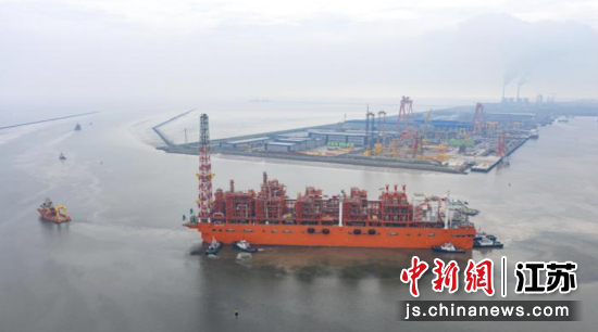 9月14日,中国自主研发建造的最大吨位、最大储气量的新型海上浮式液化天然气装置NGUYA FLNG轮从江苏南通沿海出港交付,将赴海外投入运营。南通海事局 供图 9月14日,中国自主研发建造的最大吨位、最大储气量的新型海上浮式液化天然气装置NGUYA FLNG轮从江苏南通沿海出港交付,将赴海外投入运营。南通海事局 供图