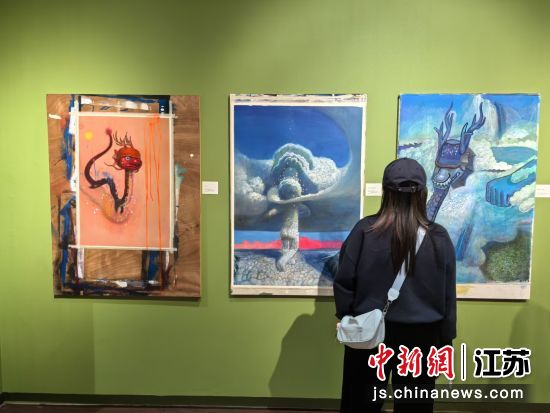 观众参观展览。钟升 摄 观众参观展览。钟升 摄