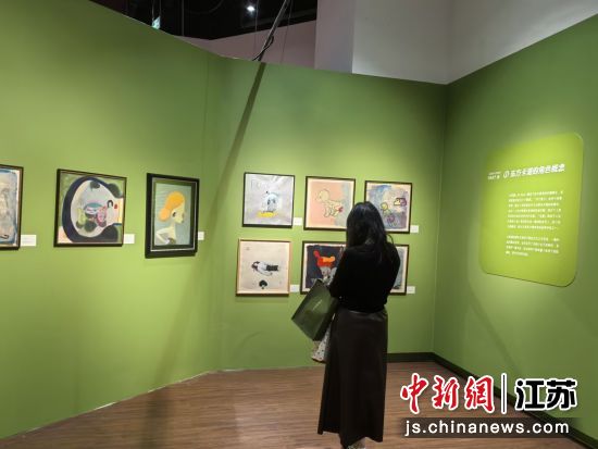 观众参观展览。钟升 摄 观众参观展览。钟升 摄