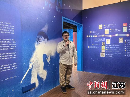 观众参观展览。钟升 摄 观众参观展览。钟升 摄