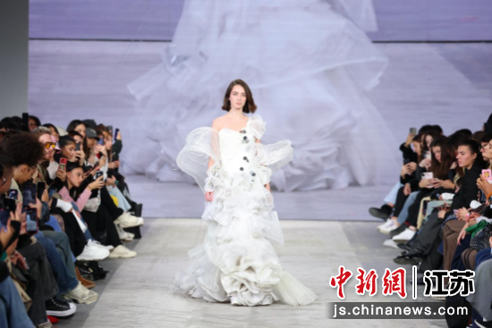 南京艺术学院优秀设计作品亮相意大利大学生时装周。南京艺术学院 供图 南京艺术学院优秀设计作品亮相意大利大学生时装周。南京艺术学院 供图