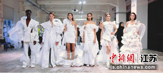 南京艺术学院优秀设计作品亮相意大利大学生时装周。南京艺术学院 供图 南京艺术学院优秀设计作品亮相意大利大学生时装周。南京艺术学院 供图