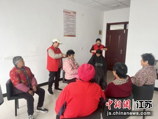 爱心义剪活动现场。周屯村 供图 爱心义剪活动现场。周屯村 供图