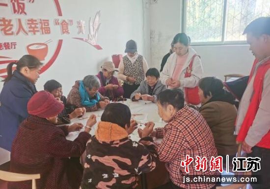 老人们在居家养老服务中心一起编五彩绳,聊家常。吴屯村 供图 老人们在居家养老服务中心一起编五彩绳,聊家常。吴屯村 供图