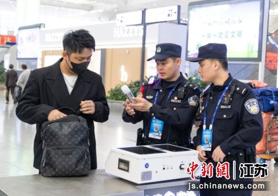 增援民警在上海虹桥站安检口督促安检工作人员开展安检查危工作。王浩 摄 增援民警在上海虹桥站安检口督促安检工作人员开展安检查危工作。王浩 摄