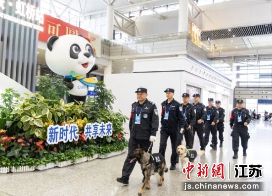 增援民警在上海虹桥站候车室开展巡查防控。王浩 摄 增援民警在上海虹桥站候车室开展巡查防控。王浩 摄