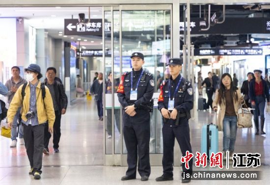 增援民警在上海虹桥站出站口执勤。王浩 摄 增援民警在上海虹桥站出站口执勤。王浩 摄