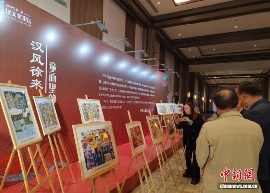 来自“儿童画之乡”睢宁县的16幅汉文化主题儿童画引起现场嘉宾关注。 朱志庚 摄 来自“儿童画之乡”睢宁县的16幅汉文化主题儿童画引起现场嘉宾关注。 朱志庚 摄