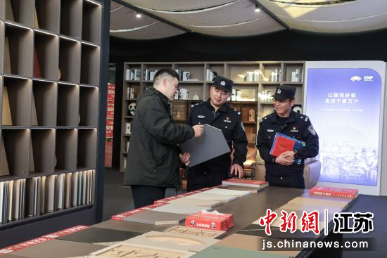 民警在板材企业开展消防安全检查。沭阳县公安局 供图 民警在板材企业开展消防安全检查。沭阳县公安局 供图