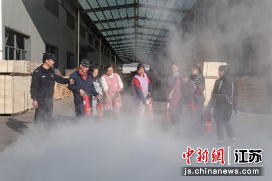 民警指导板材企业员工使用灭火器。沭阳县公安局 供图 民警指导板材企业员工使用灭火器。沭阳县公安局 供图