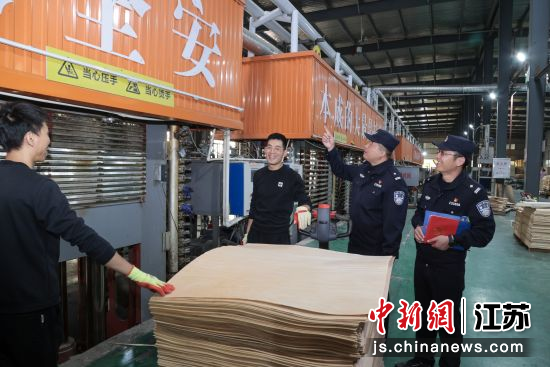 民警在板材企业走访。沭阳县公安局 供图 民警在板材企业走访。沭阳县公安局 供图