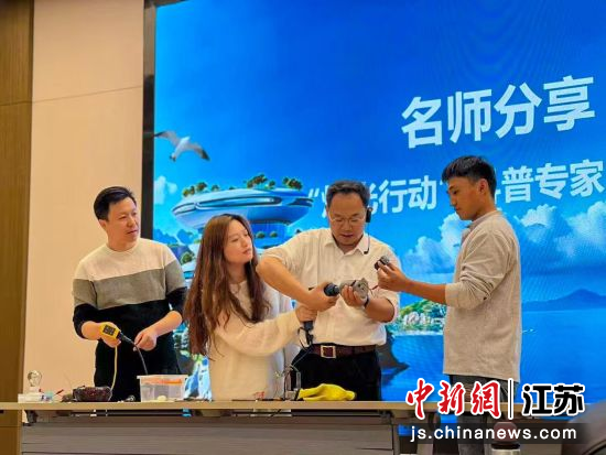 李亦明教授演示零碳科普实验 李亦明教授演示零碳科普实验