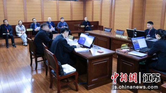 新沂法院邀请部分人大代表、政协委员走进法庭旁听。王雨璠 摄 新沂法院邀请部分人大代表、政协委员走进法庭旁听。王雨璠 摄