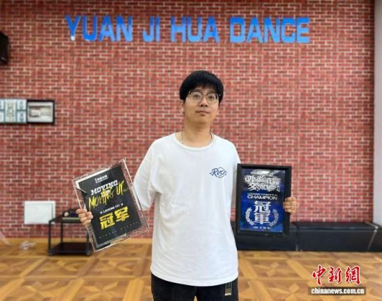 日前,台湾青年、南京源计划街舞交流中心主理人詹冠甫接受中新网记者采访。中新网记者 朱晓颖 摄 日前,台湾青年、南京源计划街舞交流中心主理人詹冠甫接受中新网记者采访。中新网记者 朱晓颖 摄