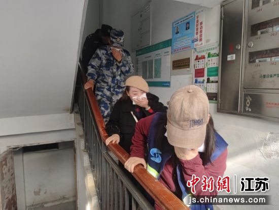 模拟演练中,居民按照指挥快速撤离。 植物园社区 供图 模拟演练中,居民按照指挥快速撤离。 植物园社区 供图