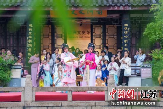 “红楼游园会”将经典场景与真实园林融在一起;2、参与者跟随由演员扮演的“贾母”“王熙凤”等人物入园;3、活动现场的农耕文化阅读角。前洲街道 供图 “红楼游园会”将经典场景与真实园林融在一起;2、参与者跟随由演员扮演的“贾母”“王熙凤”等人物入园;3、活动现场的农耕文化阅读角。前洲街道 供图