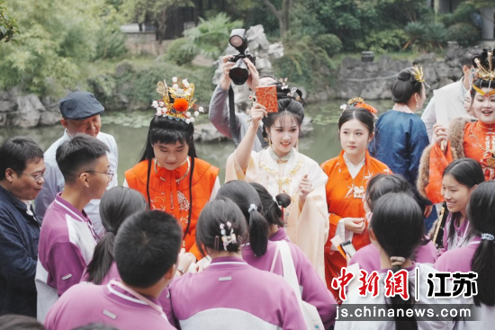 “红楼游园会”将经典场景与真实园林融在一起;2、参与者跟随由演员扮演的“贾母”“王熙凤”等人物入园;3、活动现场的农耕文化阅读角。前洲街道 供图 “红楼游园会”将经典场景与真实园林融在一起;2、参与者跟随由演员扮演的“贾母”“王熙凤”等人物入园;3、活动现场的农耕文化阅读角。前洲街道 供图